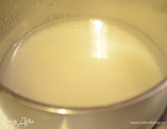 Варим нугу: в ковшике смешать сахар и воду и довести до кипения, сахар должен раствориться.