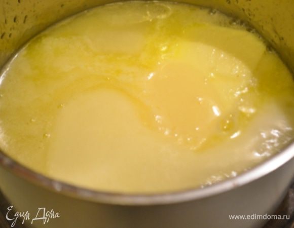 Добавить масло, сгущенку и сок 1/2 лимона. Перемешать и варить на среднем огне примерно 20 минут.