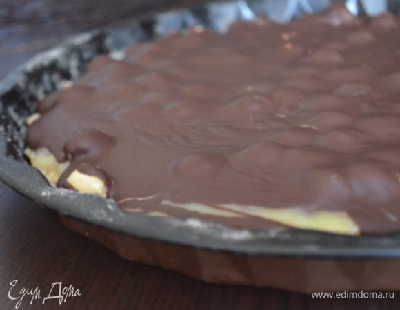 Шоколад растопить и покрыть им застывшую нугу. Охладить еще раз.