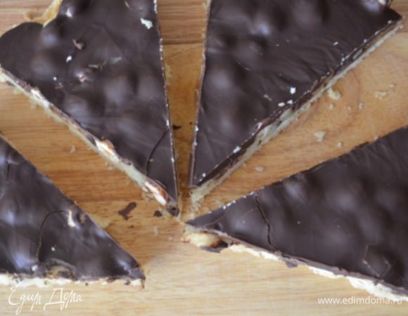 Готовое печенье достать из формы (это очень просто делается) и нарезать на треугольники.