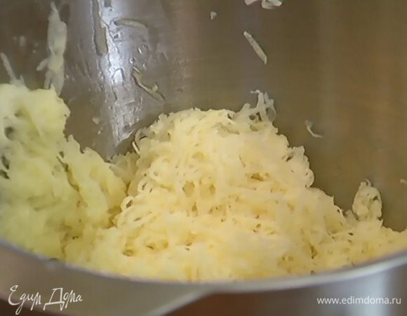 Картофель, лук и корень сельдерея почистить и натереть на мелкой терке (можно использовать кухонный комбайн).