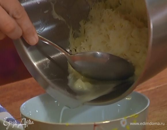 Лишнюю жидкость слить, овощную массу посолить и перемешать.