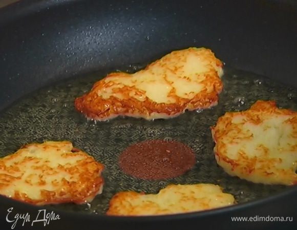 Разогреть в сковороде оливковое масло, выкладывать ложкой овощную массу в виде тонких оладий и обжаривать с двух сторон до золотистой корочки.