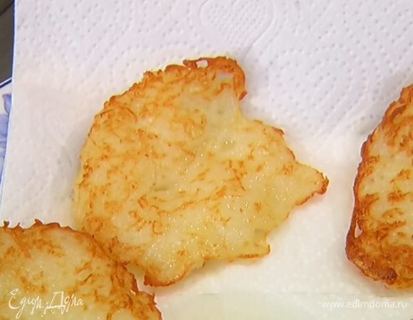 Обжаренные драники выкладывать на бумажное полотенце, чтобы избавиться от излишков жира.