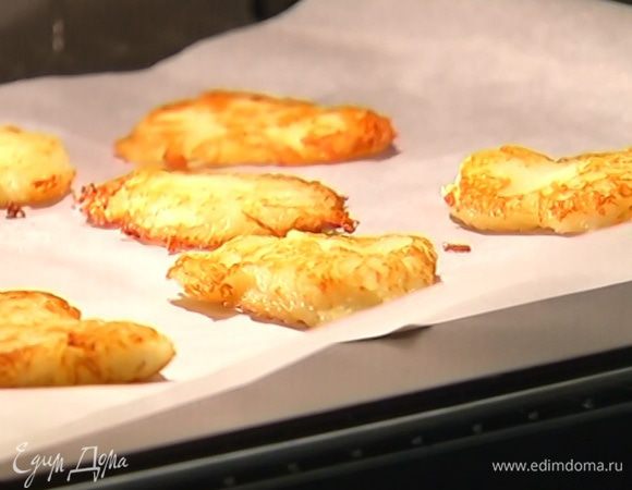 Противень выстелить бумагой для выпечки, выложить драники и отправить в разогретую духовку на несколько минут.