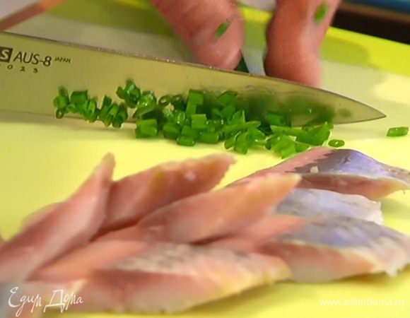 Шнитт-лук мелко порубить.