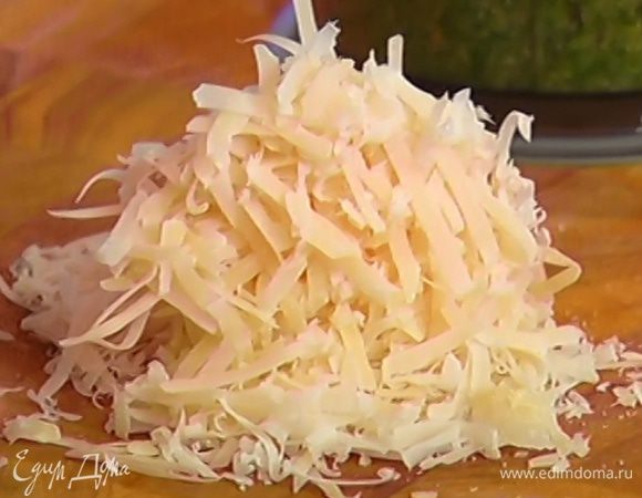 Сыр натереть на крупной терке — должны получиться 3–4 ст. ложки.