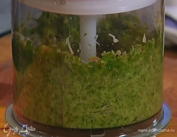 Добавить в блендер 2/3 натертого сыра и еще раз взбить соус.
