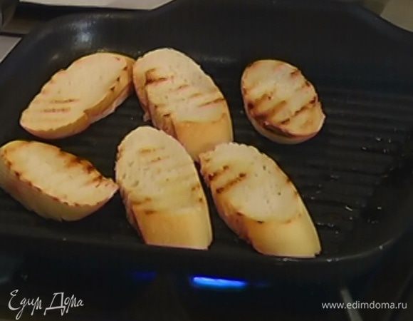 Разогреть в сковороде-гриль растительное масло и обжарить хлеб с двух сторон.