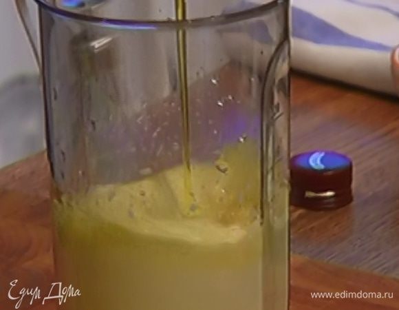 Приготовить майонез: желток комнатной температуры соединить с горчицей и взбивать миксером, тонкой струйкой вливая оливковое масло. Когда масса станет достаточно густой, влить винный уксус. В самом конце добавить оливковое масло Extra Virgin и взбить миксером еще немного. Затем добавить лимонный сок, посолить и перемешать (если нужно влить еще немного оливкового масла).