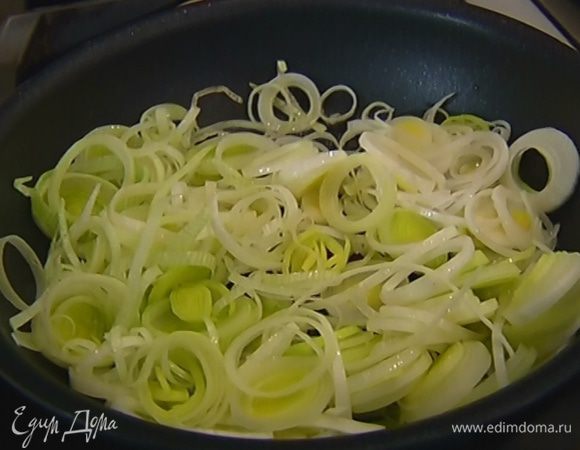 Разогреть в сковороде 1 ст. ложку растительного масла и обжарить порей до легкого золотистого цвета.