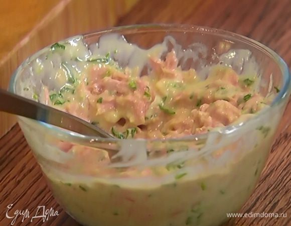 Тунец соединить с 2 ст. ложками майонеза, чесночным пюре и тархуном и все размять вилкой.
