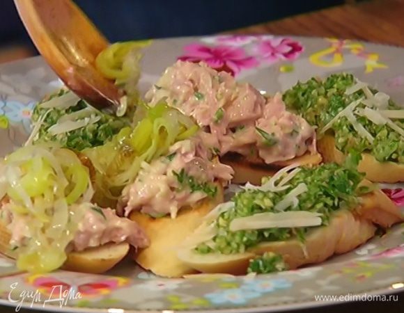 Намазать кростини начинкой из тунца, сверху выложить обжаренный порей.