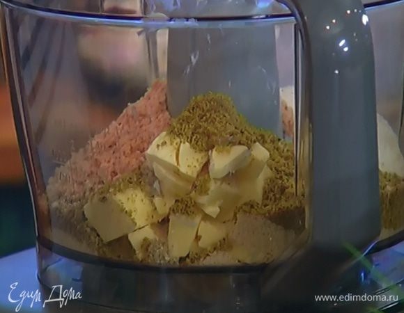 В чаше комбайна соединить измельченные орехи, 100 г муки, сливочное масло, сахар, соль и все вымешать. Не выключая комбайна, влить 30–50 мл ледяной воды и еще немного вымешать тесто.