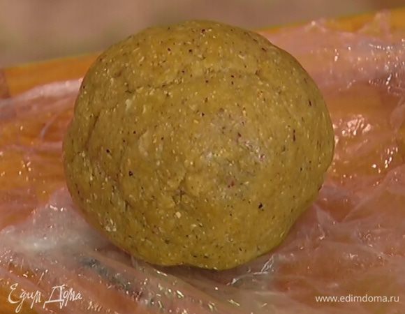 Сформировать из теста шар, завернуть его в пищевую пленку и отправить в морозилку на 15–20 минут.