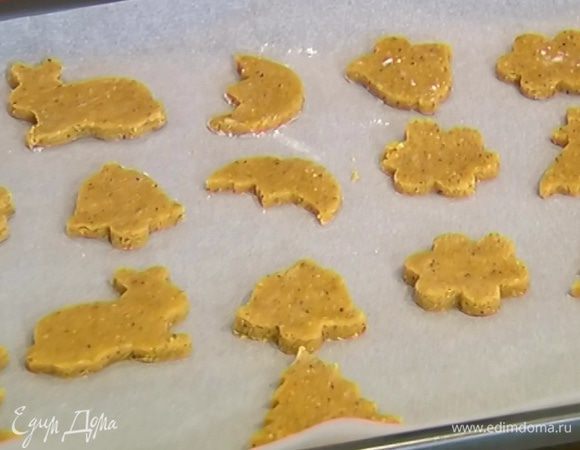 Противень выстелить бумагой для выпечки и выложить печенье.