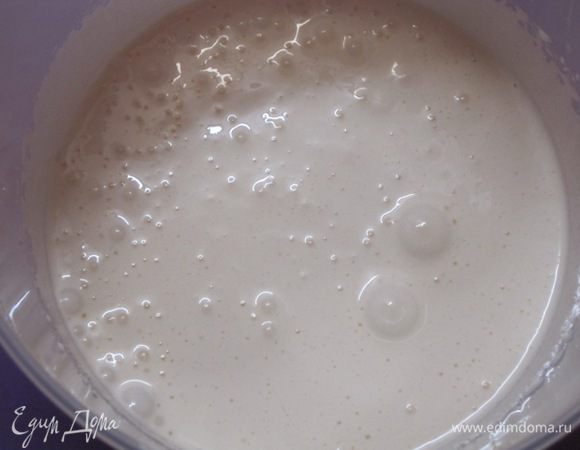 Яйца взбить с 200 г сахара.