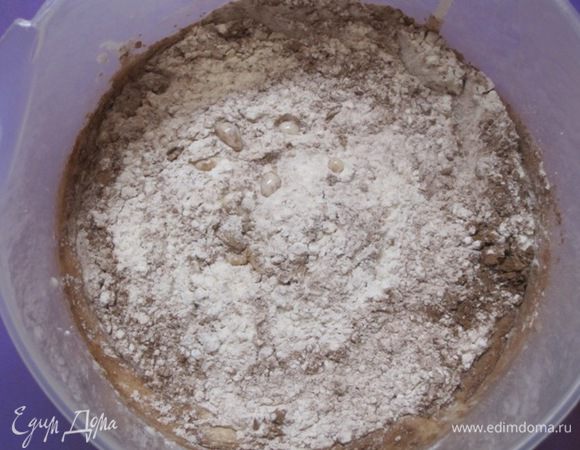 Добавить просеянную муку, 2 столовые ложки какао и разрыхлитель.