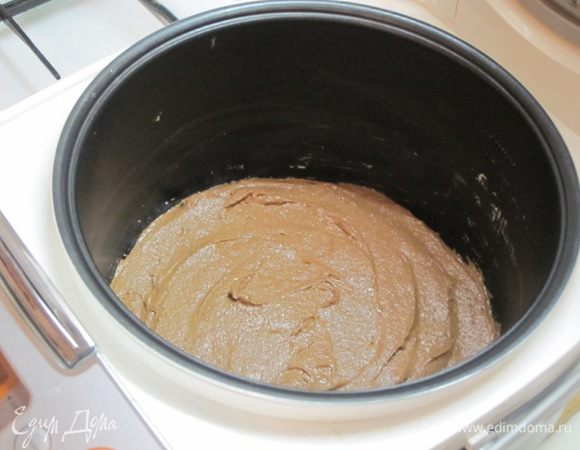 Тесто вылить в чашу мультиварки или в форму. Выпекать в мультиварке 40 минут на программе "Выпечка" или в духовке при 180 С.