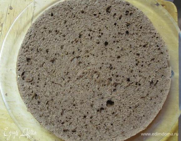 Вынуть испеченный корж. Разрезать на 2 части - нижняя часть будет тонкой.