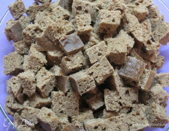 Верхнюю часть коржа нарезать кубиками.