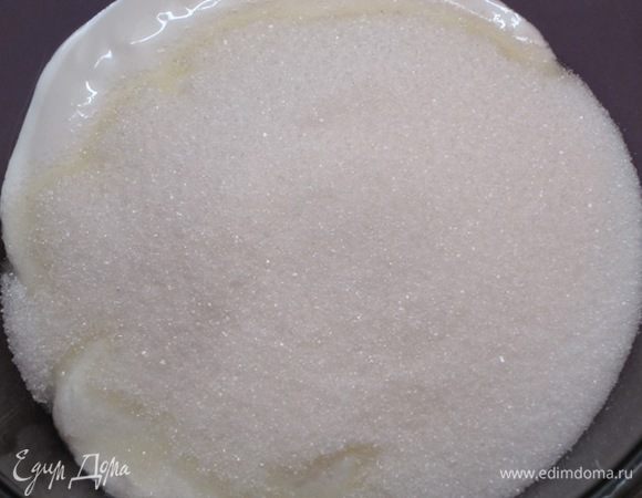 Для крема  в 500 грамм сметаны добавить 125 грамм сахара. Перемешать до растворения сахара.