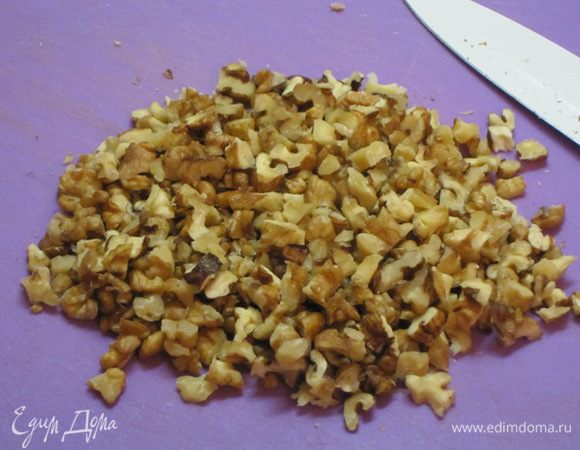 Грецкие орехи крупно нарезать.