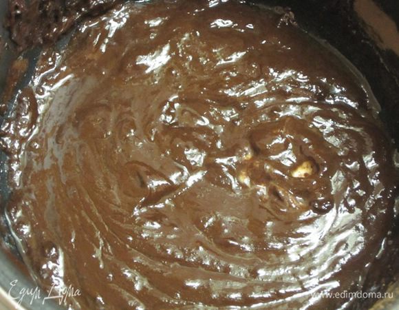 Для глазури смешать в кастрюле 2 столовые ложки какао с  75 гр. сахара. Добавить  100 грамм сметаны и сливочное масло, перемешать. Кастрюлю поставить на небольшой огонь и, постоянно помешивая, довести до кипения. Варить 2 минуты и убрать с огня.