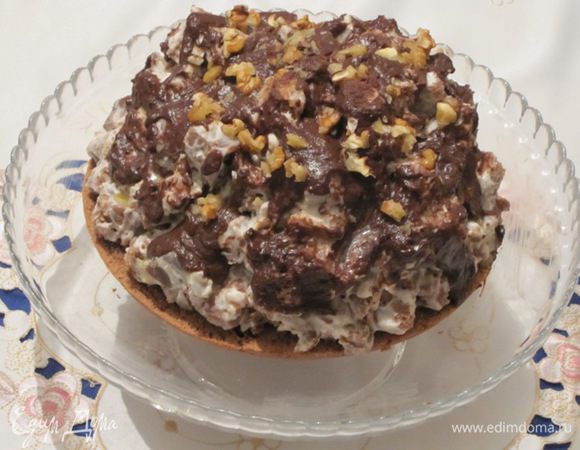 Выложить кубики с кремом на нижний корж и придать форму горки. Полить шоколадной глазурью.