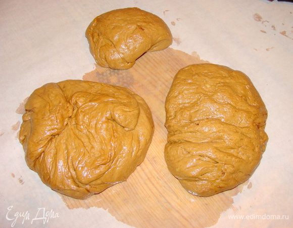 Дрожжи развести в теплой воде с двумя ложками сахара, дать подойти. Маргарин растопить. Смешать дожжи с маслом растительным и маргарином. Муку просеять, добавить ванилин, какао, оставшийся сахар, щепотку соли, и я еще добавила щепотку куркумы. Замесить тесто. Дать подняться, обмять, дать подняться еще раз. От теста, отламить кусочек, размером примерно с кулак. Остальное тесто разделить пополам.