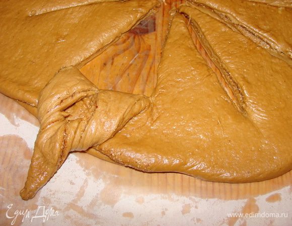 Сделать в центре раскатанного круга симметрричные разрезы в виде снежинки. В центре каждого получившегося симвалического лучика сделать еще надрез. "Лучик" отогнуть назад и вывернуть конец через отверстие.