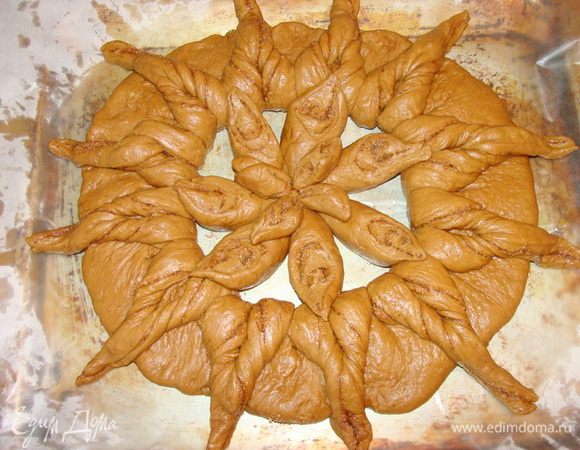 Отложенный комочек теста раскатать в виде прямоугольника, посыпать также миндальной смесью, свернуть рулетиком, нарезать наискосок и выложить в центре.