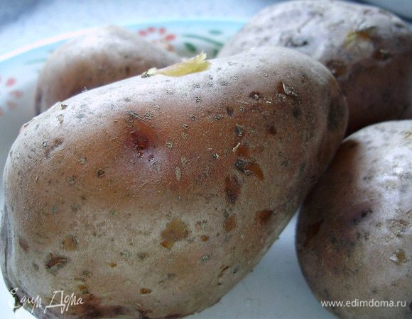 Отварить картофель, почистить, потолочь.