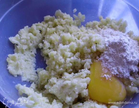 К толченому картофелю добавить яйца, муку, соль, молотый перец. Все тщательно перемешать, сформировать из полученной массы небольшие шарики.