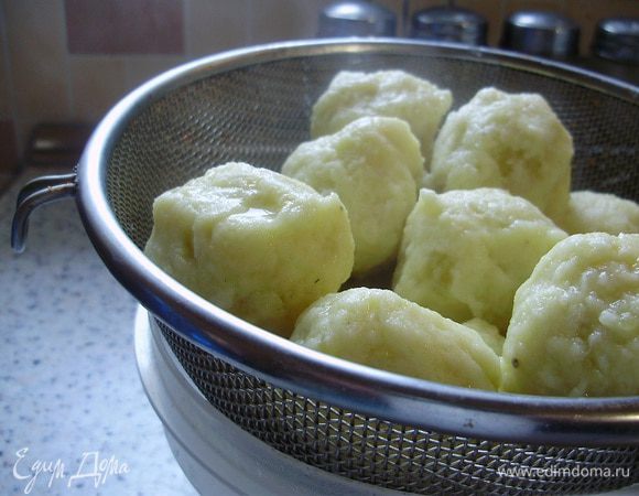 Шарики положить в кипящую воду, и оставить их на 15 мин без кипения. Откинуть на дуршлаг, когда стечет вода, переложить шарики в форму для запекания.