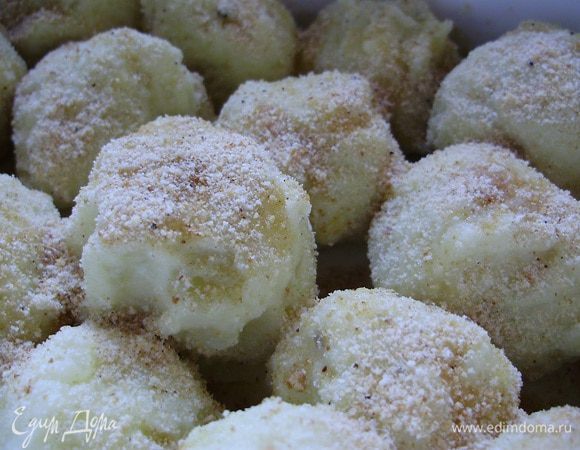 Растопить сливочное масло. Полить галушки маслом и посыпать панировочными сухарями. Поставить в духовку на 15 мин, при 180 С.