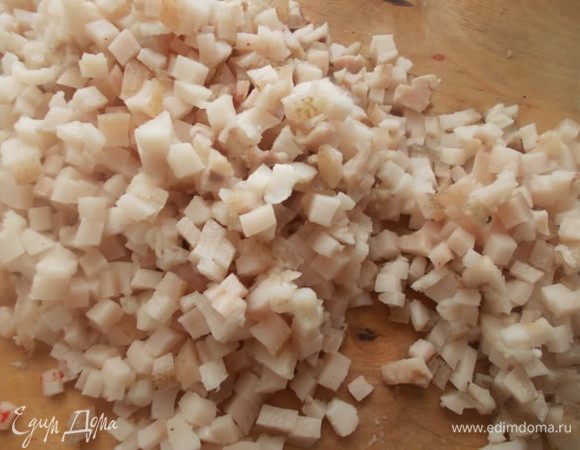 Сало предварительно сварить и порезать мелким кубиком.