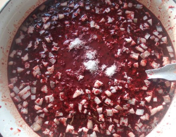 Если в крови есть сгустки, их нужно помолоть на мясорубке. Смешать кровь, сало, предварительно сваренную гречку, посолить и поперчить.