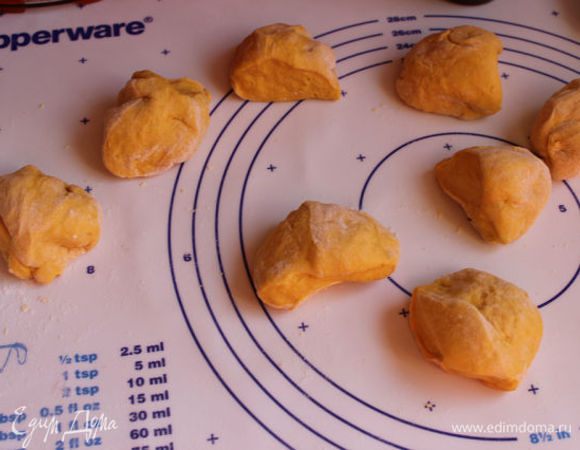 Я взяла готовое тыквенное пюре.Вы можете сделать его сами. Итак добaвляем в пюре молоко теплое. Разводим сухие дрожжи в этой смеси. Добавляем постепенно сахар, соль, яйцо, мягое масло. Все перемешиваем и сыпем муку. Замешиваем тесто. Ставим на 1 час. Можно взять конечно обычное тесто, без тыквы. Тесто подошло. делим его на 8 частей. Кусочки должны полежать на столе минут 10, накроем их полотенцем.