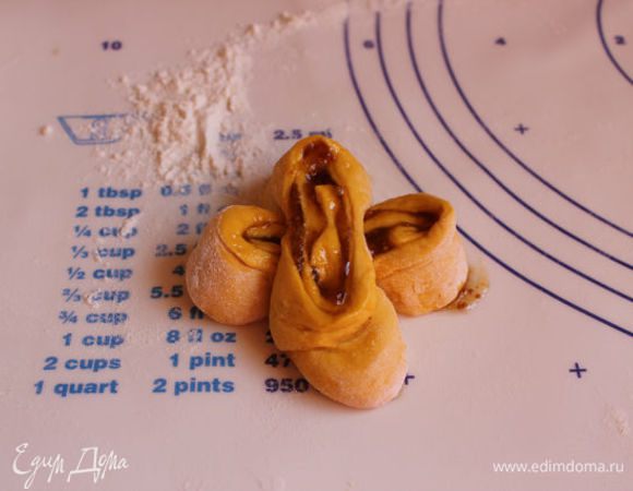 А теперь самое интересное, развернем наши рулетики и как бы поставим, растянем пальцами и складываем друг на друга вот таким образом что бы получился цветок.