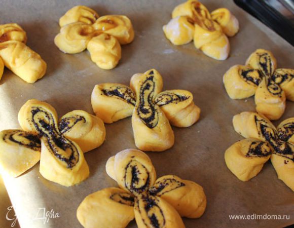 Вот такие цветочки получились. С маком было делать удобнее, он не течет как джем. Ставим их на расстойку. Я оставила на столе на полчаса. Затем выпекаем в прогретой духовке до 180 гр 20 минут.