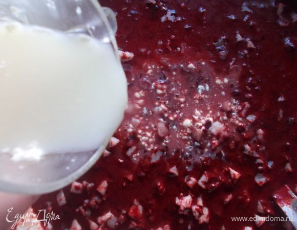 Влить молоко, можно заменить сухим молоком, разбавленным водой.