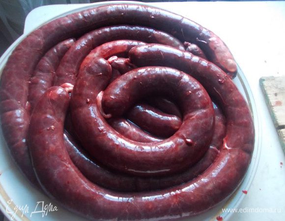 Когда приготовим всю колбасу, наполняем кастрюлю водой и ставим на огонь. Кастрюля должна быть литров на пять, большая. В кипящую воду кладем по одному большому кольцу или по паре маленьких, сразу прокалываем в нескольких местах иголкой. Когда вода закипит, нельзя чтобы сильно бурлило, убавьте огонь. Варите 15 минут. в середине варки, проколите иголкой еще в нескольких местах. 