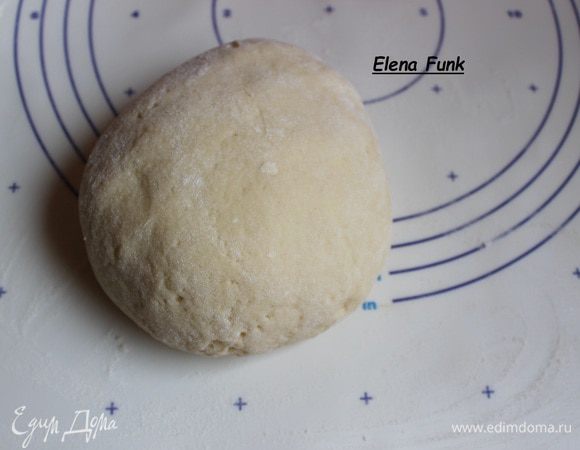 Замесим тесто. Итак, берем сметану, яйца, сахар - все смешивaем. Можно даже слегка взбить. 
Добавляем разрыхлитель и муку. Тесто получается как пельменное. Муку добавляйте постепенно. Может вам понадобится меньше или больше. 
Тесто убираем в холодильник на час (на фото тесто только из половины ингредиентов)