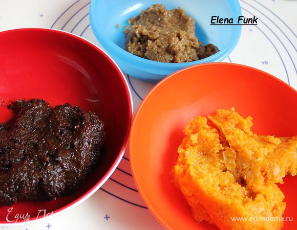 Теперь займемся начинкой: зальем сухофрукты кипятком на некоторое время. 
Затем нам их нужно перемолоть в блендере, если нет блендера, можно через мясорубку. Вот такая примерно у нас будет начинка. 
Добавим в каждую чашку по 2 ст. л. ложки сахара.