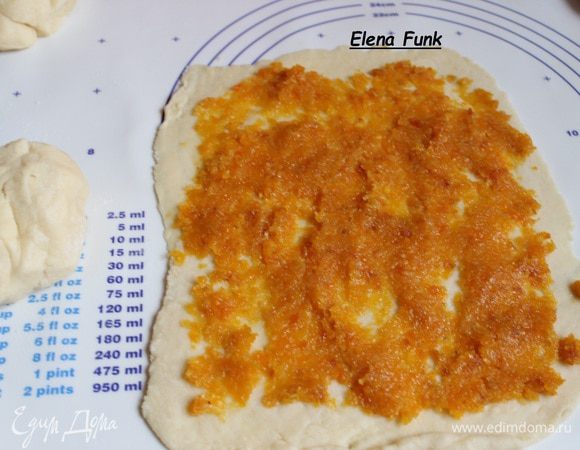 Тесто разделим на 6 частей. Раскатаем тонко, примерно 2-3 мм. Выкладываем нашу начинку. Скатаем в рулет. 
У нас будет 6 рулетов, с каждой начинкой по 2.