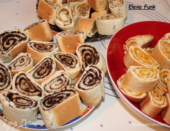 Еще горячие рулеты нарезаем на сегменты толшиной по 3 см, даем им остыть.
