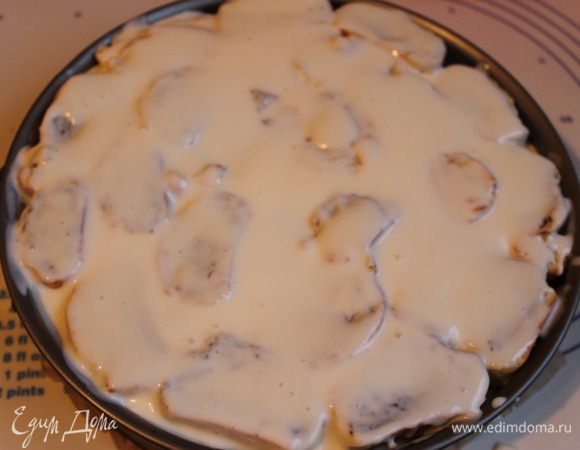 Выкладываем остальные рулетики и заливаем кремом. Накрываем целофаном и убирем в холод на ночь.