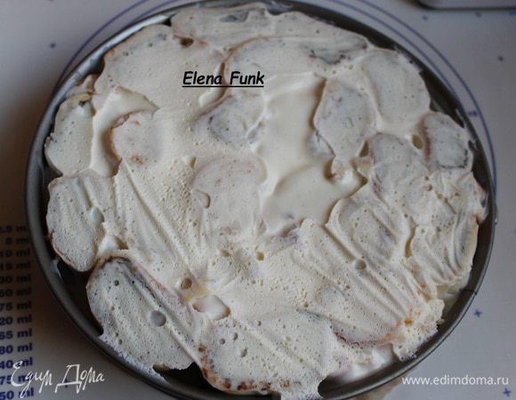 Утром достаем, снимаем пленку. Вот такой он будет у нас. Перевернем его на блюдо и снимем форму.