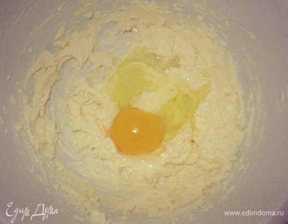 Добавить яйцо, ванильный сахар, еще взбивать минуту.